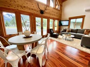 a living room with a table and chairs at The Cascade Chalet - Leavenworth in Leavenworth