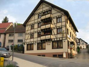 - un bâtiment avec des fenêtres et des balcons dans une rue dans l'établissement Hotel Krone Stühlingen - Das Tor zum Südschwarzwald, à Stühlingen