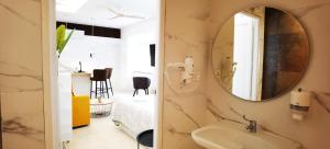 Bilik mandi di MANZANO PALACE. Habitaciones y Suites 30 m2 en la Plaza Mayor +59 gambar