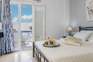 um quarto com uma cama com uma bandeja de frutas em Stavros Villas em Karterados