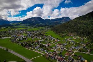 eine Luftansicht eines Dorfes in den Bergen in der Unterkunft Apartment Sara in Bad Mitterndorf