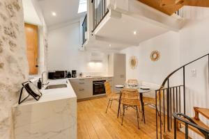 Η κουζίνα ή μικρή κουζίνα στο La Maisonnette du Thiou - 50 square meters in the heart of Annecy