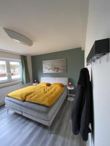 Säng eller sängar i ett rum på Ferienwohnung Dünengraf