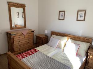 Łóżko lub łóżka w pokoju w obiekcie Pension & Apartments Waldkrieber