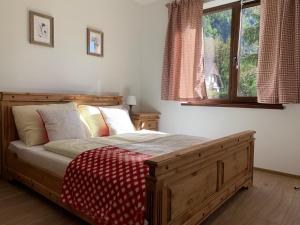 Łóżko lub łóżka w pokoju w obiekcie Pension & Apartments Waldkrieber