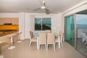 - une cuisine et une salle à manger avec une table et des chaises dans l'établissement Hermoso Apartamento Frente al Mar 3 Habitaciones B62, à Coveñitas