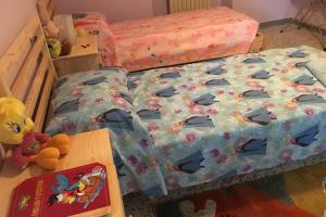 1 dormitorio con cama con colcha de ballenas en casa vacanze da Anna, en Vacri