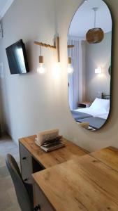 een spiegel in een kamer met een tafel en een bed bij Irilena Hotel in Lassi