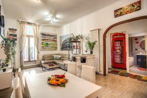 sala de estar con mesa blanca y cabina de teléfono roja en Balestrari Palace close to Campo dei Fiori Piazza Navona Piazza Venezia, en Roma