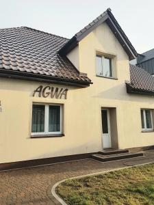 Signal aania sur le côté d'une maison dans l'établissement Pokoje gościnne AGWA, à Władysławowo