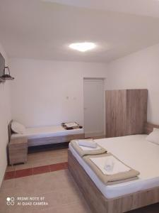 Un dormitorio con una cama grande y un banco. en Apartment Chukov, en Star Dojran