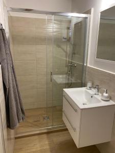 Kúpeľňa v ubytovaní Apartman Szanyi