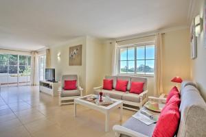 ヴァーレ・ド・ローボにあるVilla Beirais by Villa Plusのソファと椅子とテレビのあるリビングルーム