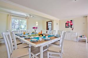 ヴァーレ・ド・ローボにあるVilla Beirais by Villa Plusのテーブルと椅子のあるダイニングルーム