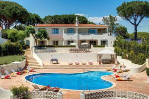 ヴァーレ・ド・ローボにあるVilla Beirais by Villa Plusの前にプールがある大きな家