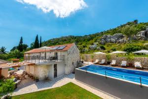 a villa with a swimming pool and a house at Villa Ane in Čelopeci