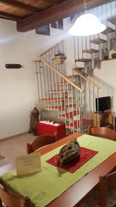 a dining room with a table with a green table cloth at Casa Ernesto-AMICA DEI CICLISTI in Acquasparta