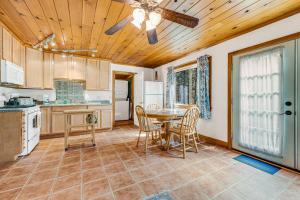a kitchen with a table and chairs and a ceiling fan at Yosemite Mountain Cottage in Groveland