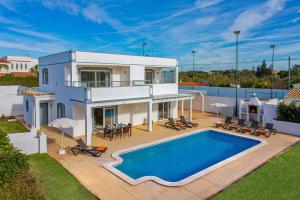 une villa avec piscine et une maison dans l'établissement Villa Pianda by Villa Plus, à Almancil