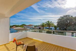 un balcon avec une table et des chaises dessus dans l'établissement Villa Pianda by Villa Plus, à Almancil