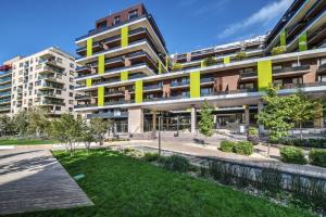 ブダペストにあるVision Apartments Budapestの黄色と灰色のアパートメントビル