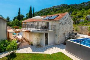 a house with a swimming pool and a patio at Villa Ane in Čelopeci