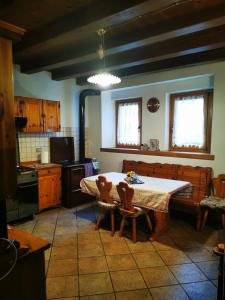 a kitchen with a table and chairs in a room at Appartamento da Maria in Valle di Cadore