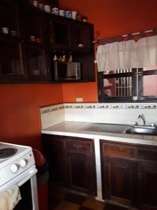 cocina con fregadero y fogones en HOTEL EL ALMENDRO, en Copan Ruinas