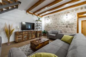 a living room with a couch and a tv at Villa Ane in Čelopeci
