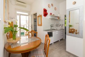 eine Küche mit Tisch und Stühlen und einer Spüle in der Unterkunft MILKA-sea view apartment in center in Dubrovnik