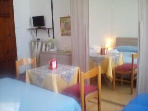 een kamer met 2 tafels en stoelen en een spiegel bij MAR & FANTASY in Querceta