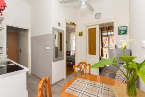 Küche/Küchenzeile in der Unterkunft MILKA-sea view apartment in center