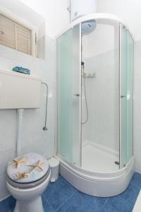 ein Badezimmer mit Dusche und Toilette in der Unterkunft MILKA-sea view apartment in center in Dubrovnik + 15 Fotos
