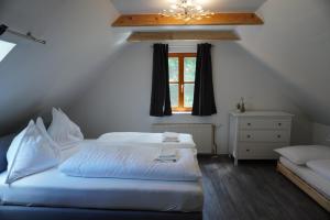 Кровать или кровати в номере Ferienwohnung Heidi