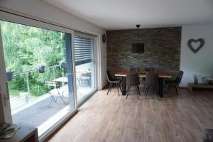 uma sala de jantar com mesa e cadeiras e uma parede de tijolos em Ferienwohnung Heidi em Leutschach