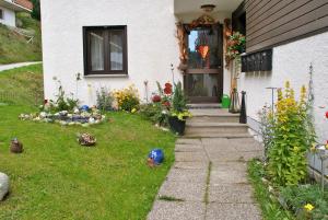 Ein Garten an der Unterkunft Haus Arolle, Bettmeralp