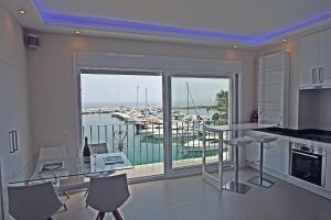 マルベーリャにあるFirst Line Luxury Penthouse, Puerto Banús, Marbellaのギャラリーの写真
