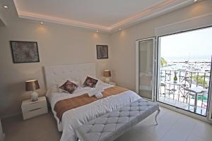 Postel nebo postele na pokoji v ubytování First Line Luxury Penthouse, Puerto Banús, Marbella