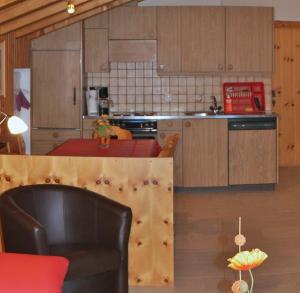 Кухня или мини-кухня в Haus Arolle, Bettmeralp
