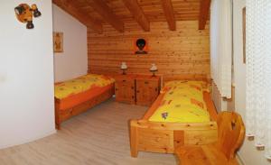 Кровать или кровати в номере Haus Arolle, Bettmeralp