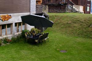 Ein Garten an der Unterkunft Haus Arolle, Bettmeralp