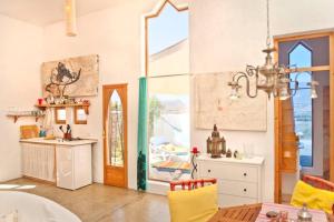 eine Küche und ein Esszimmer mit einem Tisch und einem Fenster in der Unterkunft Luna - Eco Retreat Finca Artis Tirma in Tarajalejo