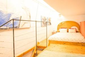 ein Schlafzimmer mit einem Bett und einer Glaswand in der Unterkunft Luna - Eco Retreat Finca Artis Tirma in Tarajalejo