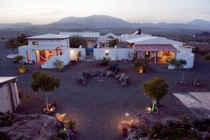 eine Luftaufnahme eines Hauses mit Garten in der Unterkunft Luna - Eco Retreat Finca Artis Tirma in Tarajalejo