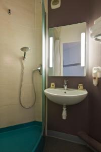 Et badeværelse på Enzo Hotels Nancy Frouard by Kyriad Direct