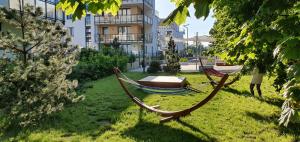 hamak na dziedzińcu przed budynkiem w obiekcie Apartament Dwa kroki do zatoki w mieście Puck