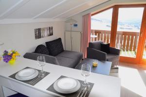 Appartement im Himmelreich في لام: غرفة معيشة مع أريكة وطاولة مع كؤوس للنبيذ