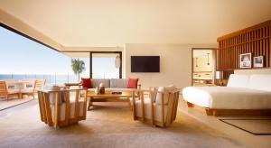 TV a/nebo společenská místnost v ubytování Nobu Hotel Los Cabos