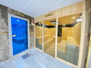 een kamer met een groot raam en een sauna bij Grand Gulluk Hotel & Spa in Antalya