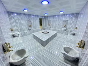 Ett badrum på Grand Gulluk Hotel & Spa